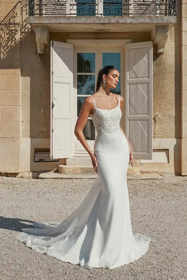 Model wearing a white gown by Justin Alexander Sincerity. Desktop Image